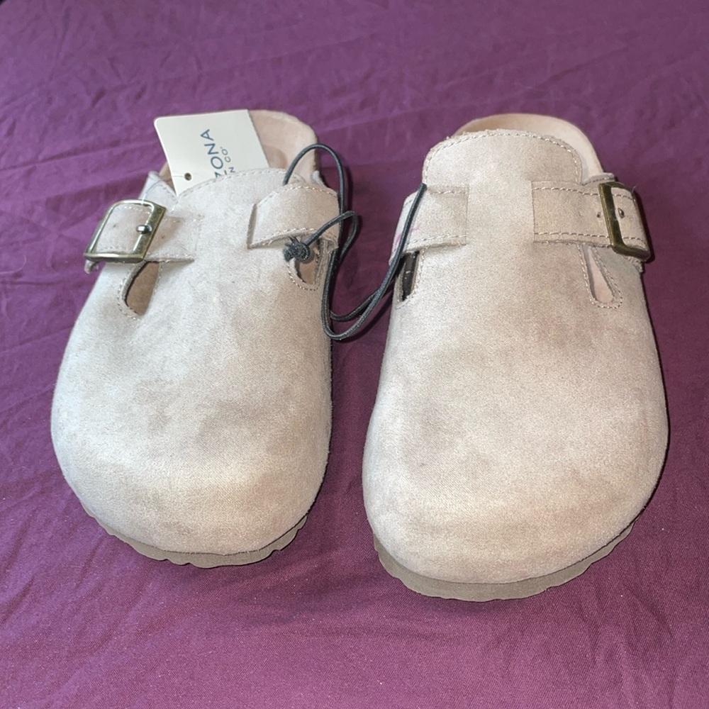 Arizona women’s Delano slip on shoe taupe NWT size 6 Medium
